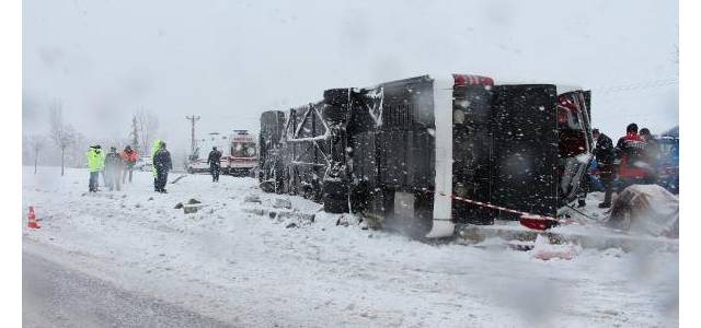 Tokat'ta yolcu otobüsü devrildi: 1 ölü, 38 yaralı.