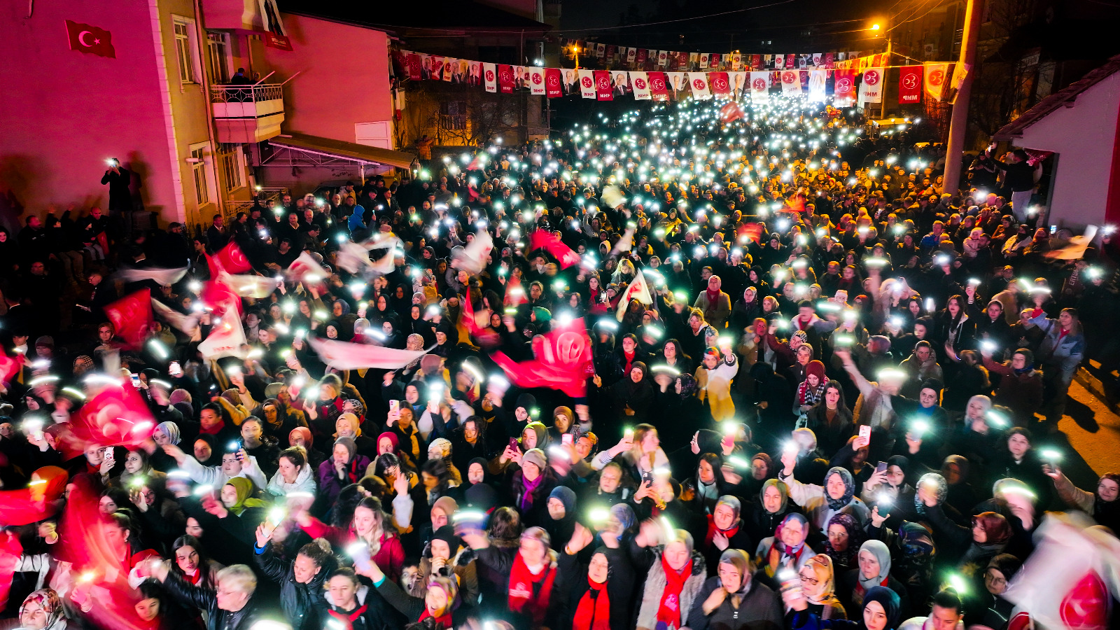 Erbaa Belediye Başkanı Ertuğrul Karagöl Fatih Sultan Mehmet Mahallesi’nde mahşeri bir kalabalığa seslendi.