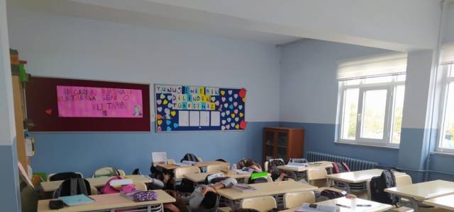 Sulusaray'da okulda deprem tatbikatı yapıldı.