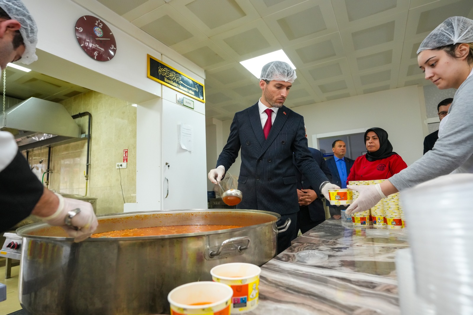 Erbaa Belediyesi Aşevi Ramazan ayı boyunca her gün iftarda 900 kişiye yemek ulaştırıyor.